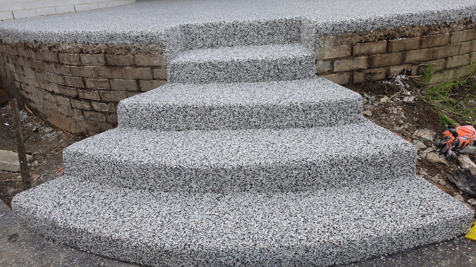 The same curved steps finished in seamless Monaco resin bound stone
